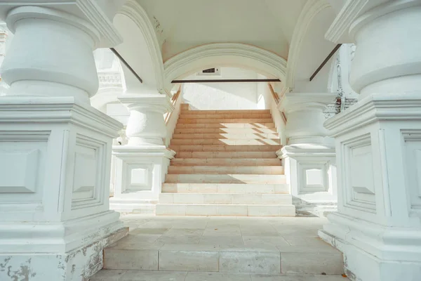 Colonnes de l'ancien bâtiment — Photo