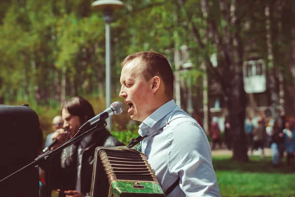 Russland, Sibirien, Nowokusnezk - 9. Mai 2019: Musiker singen auf der Straße — Stockfoto