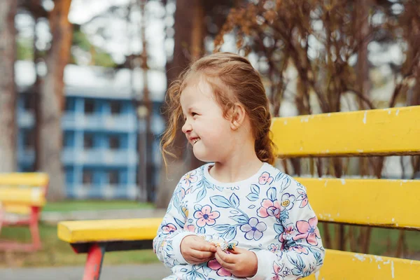 Bambina gioiosa per strada — Foto Stock