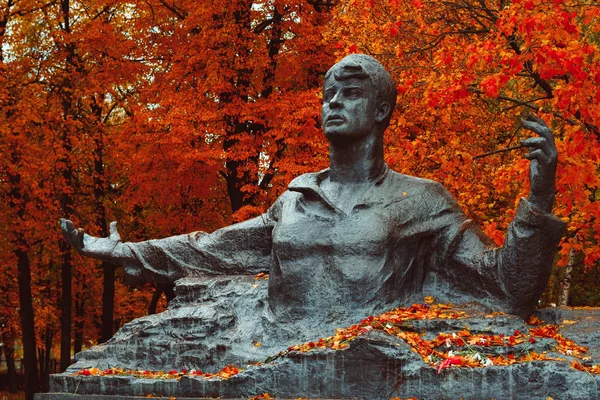 リャザン、ロシア-05 10月2019:偉大なロシアの詩人セルゲイ・イェセニンへの記念碑. — ストック写真
