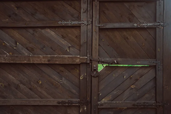 Sürgülü eski ahşap kapı — Stok fotoğraf