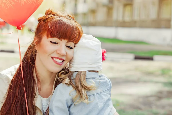 Anne ve kızı bir balon tutan — Stok fotoğraf