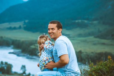 baba ve kızı dağların arka planında