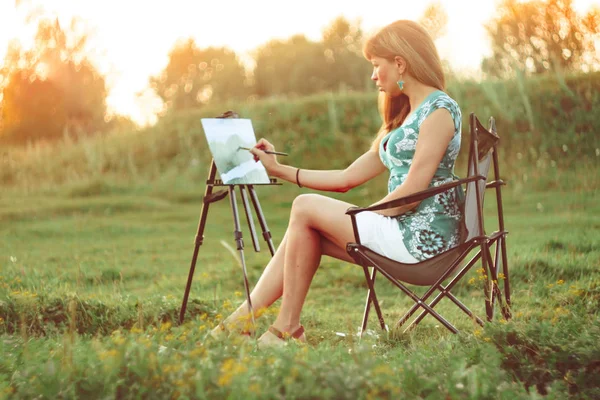 Girl draws a picture in nature — Stock Photo, Image