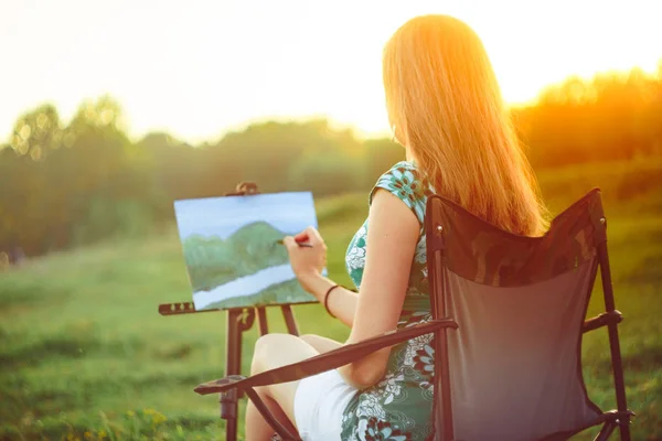 Chica dibuja un cuadro en la naturaleza — Foto de Stock