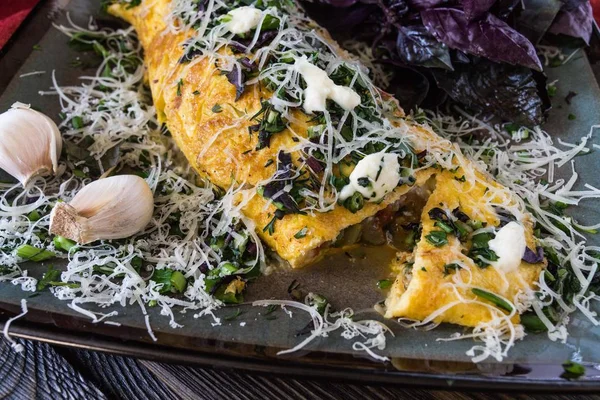 Omelet met kruiden, knoflook, basilicum en Parmezaanse kaas — Stockfoto