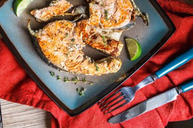 Limon ve bir plaka üzerinde biber lezzetli somon biftek ızgara