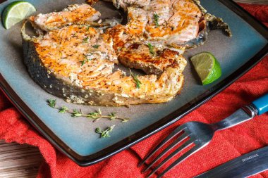 Limon ve bir plaka üzerinde biber lezzetli somon biftek ızgara