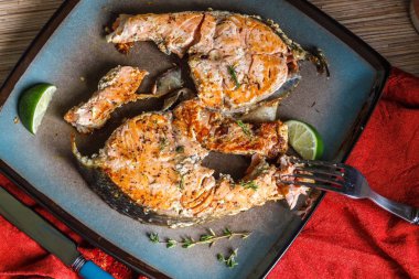 Bir plaka üzerinde limonlu ızgara somon lezzetli biftek