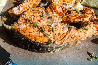 Limon ve bir plaka üzerinde biber lezzetli somon biftek ızgara