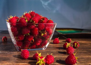 Kopya alanı ile ahşap rustik yüzeyinde bir cam kase lezzetli tatlı ahududu berry