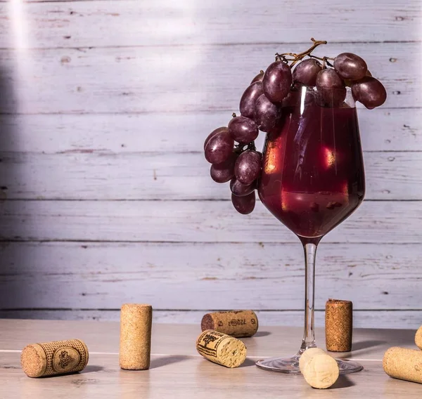 Виноград можно есть свежим как столовый виноград или использовать для производства вина, сока, желе, экстракта виноградных семян. Виноград - это неклиматический тип фруктов, обычно встречающийся в кластерах. . — стоковое фото