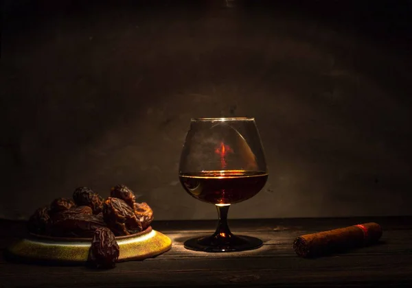 A glass of brandy with a Cuban cigar. — Stock Photo, Image