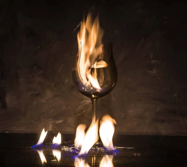 Разбитое стекло в огне на текстурированном фоне — стоковое фото