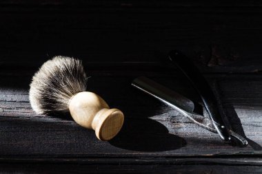 Ustura ve tıraş fırçası lüks ahşap arka plan üzerinde
