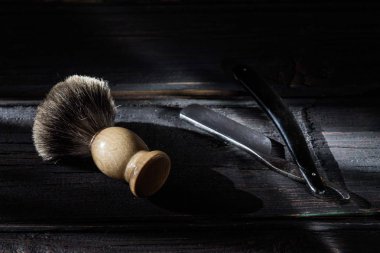 Ustura ve tıraş fırçası lüks ahşap arka plan üzerinde
