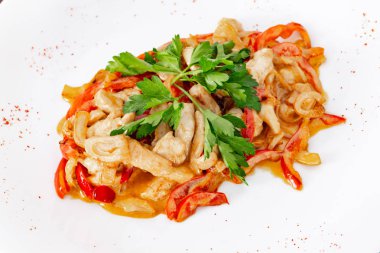 Beyaz bir tabakta sebze üstten görünüm yakın çekim ile mantarlı tavuk yahnisi