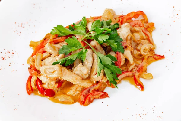 Beyaz bir tabakta sebze üstten görünüm yakın çekim ile mantarlı tavuk yahnisi