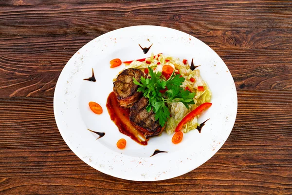 Súbdito de jugoso filete de carne medio raro con una salsa en un plato blanco. —  Fotos de Stock