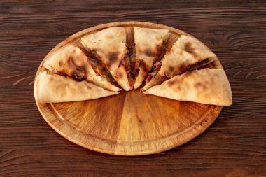 Pizza calzone restoran menü, kafe, reklam için dokulu masaya.