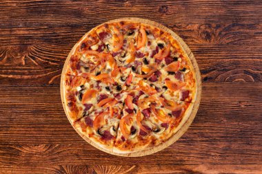 Sosis ve mantar, sulu domates ve Parmesan Bavyera pizza