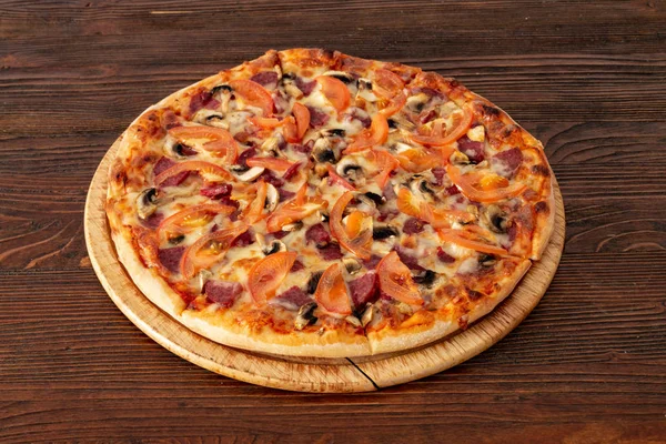 Pizza bavaroise aux saucisses et champignons, tomates juteuses et parmesan — Photo