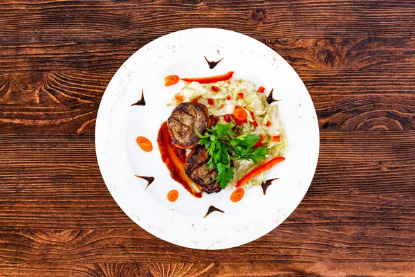 Súbdito de jugoso filete de carne medio raro con una salsa en un plato blanco —  Fotos de Stock