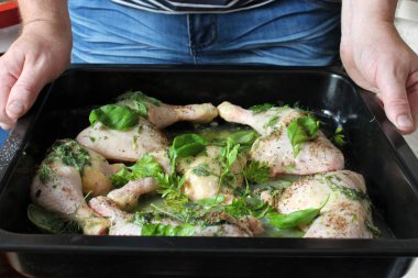 fesleğen ve baharatlar kızartmaya hazır çiğ tavuk bacakları