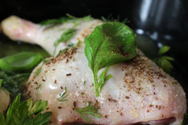 fesleğen ve baharatlar kızartmaya hazır çiğ tavuk bacak