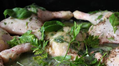 fesleğen ve baharatlar kızartmaya hazır çiğ tavuk bacakları