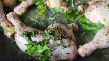 fesleğen ve baharatlar kızartmaya hazır çiğ tavuk bacakları