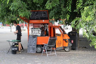 Bratislava kasabasında turuncu araç kahve satıcısı