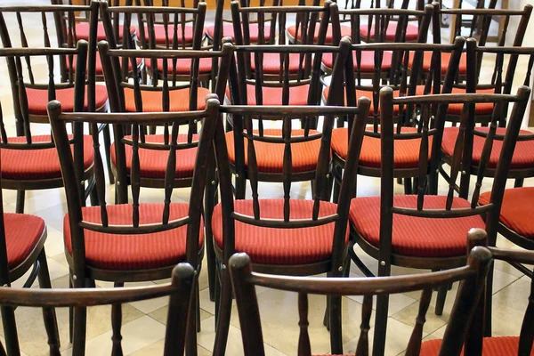 Muchas sillas de madera con tela roja — Foto de Stock