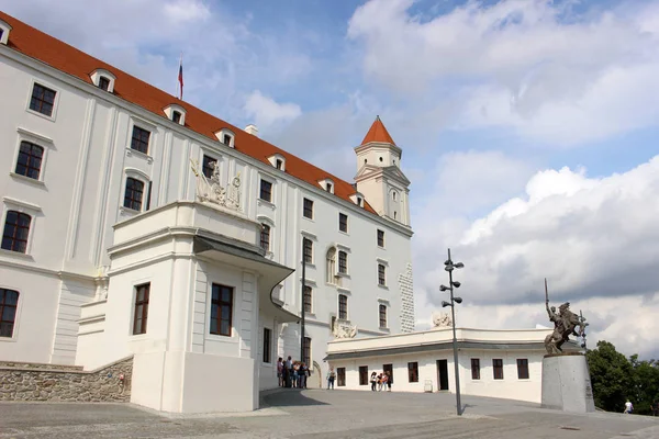 Entrada al castillo histórico blanco de Bratislava — Foto de Stock