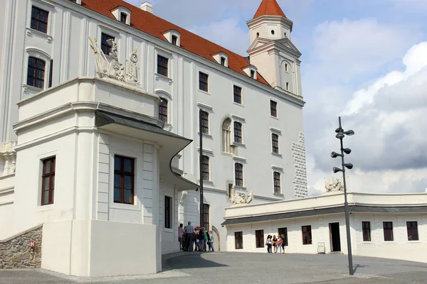 Entrada al castillo histórico blanco de Bratislava — Foto de Stock