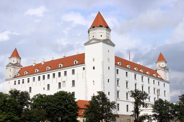 Histórico castillo blanco de Bratislava, que domina la capital de —  Fotos de Stock