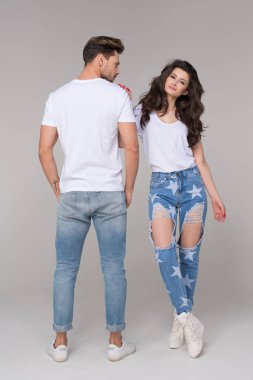 Kot giyen mutlu yaz çifti
