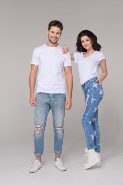 Kot giyen mutlu yaz çifti