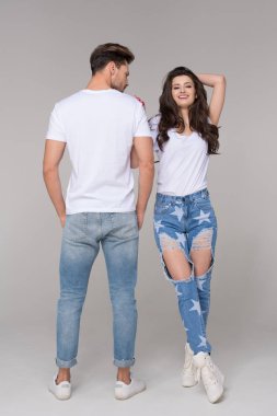 Kot giyen mutlu yaz çifti