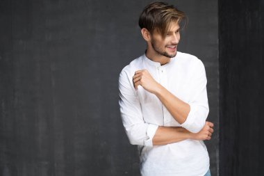 Seksi erkek beyaz gömlekli