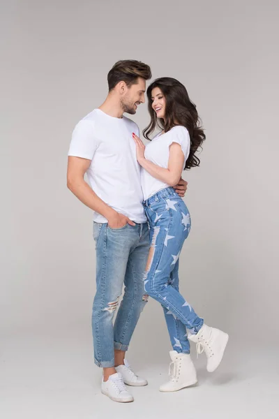 Gelukkig Zomer Paar Dragen Jeans — Stockfoto