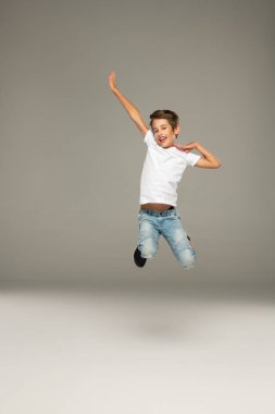 Mutlu atlama çocuk Studio