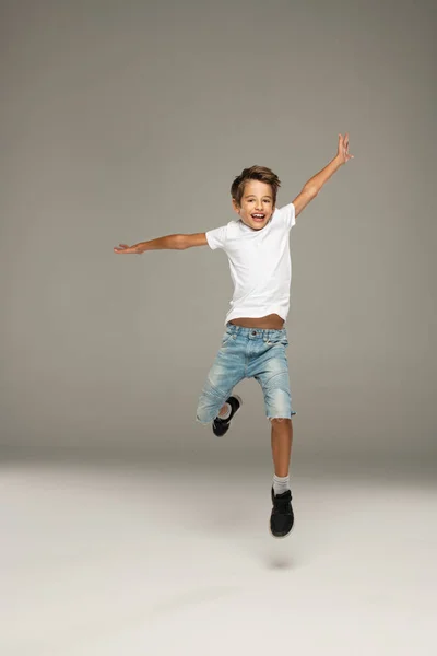 Happy Jumping Boy Estúdio — Fotografia de Stock