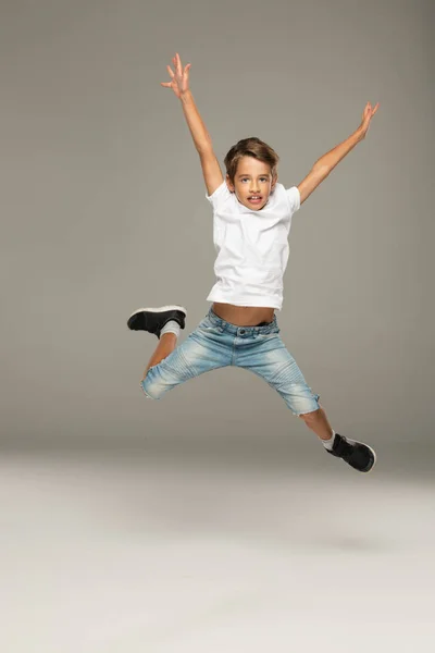 Happy Jumping Boy Estúdio — Fotografia de Stock