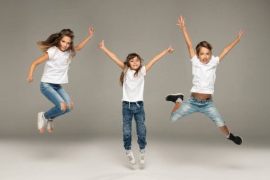 Mutlu genç arkadaşlar atlama