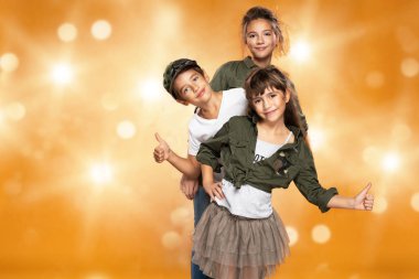 Mutlu genç insanlar sarı arka plan üzerinde