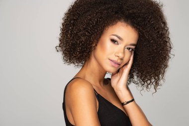 Studio güzel gülümseyen bir Afrikalı-Amerikalı kadın