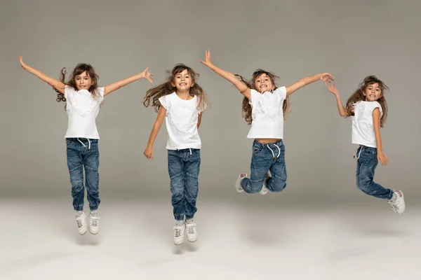 幸せなジャンプ若いです女の子 — ストック写真