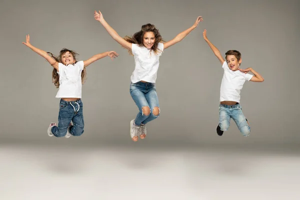 Boldog Jumping Fiatal Meg — Stock Fotó