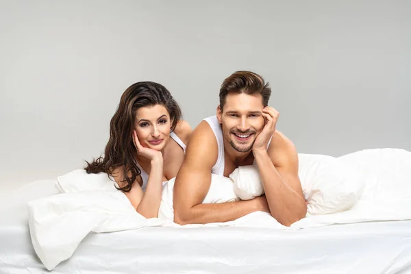 Happy letní roztomilý pár v posteli leží vedle sebe — Stock fotografie